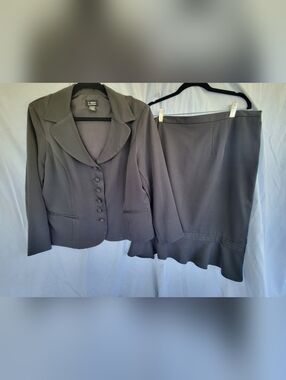 T. Milano Gray With Silver Strip Women's Blazer Suit With Ruffled Skirt Size 18.